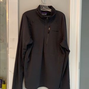 EUC Mens Patagonia R1 pull over in charcoal gray